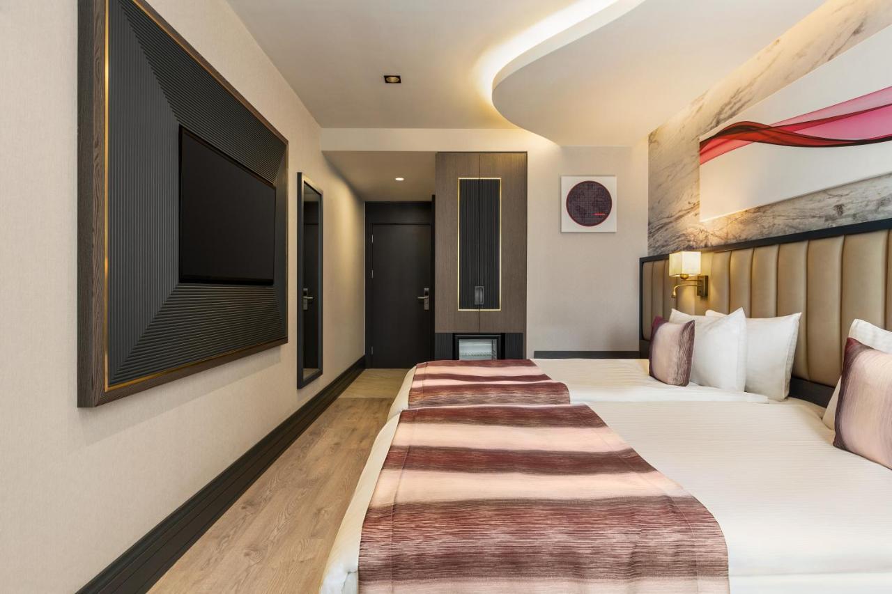 Hotel Ramada By Wyndham Istanbul Umraniye Exterior foto